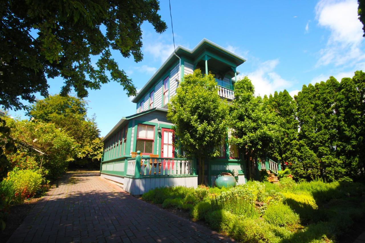 Spinnakers Gastro Brewpub&GuestHouses Victoria Exterior foto